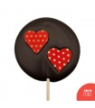 Piruleta de chocolate negro con dos corazones