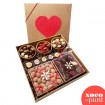 Caja llena de chocolate con amor